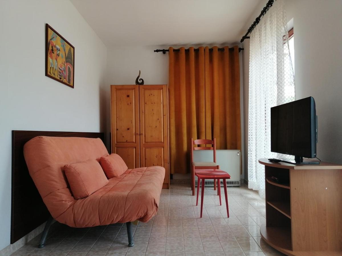 Lovely With Big Terrace In Apartment *