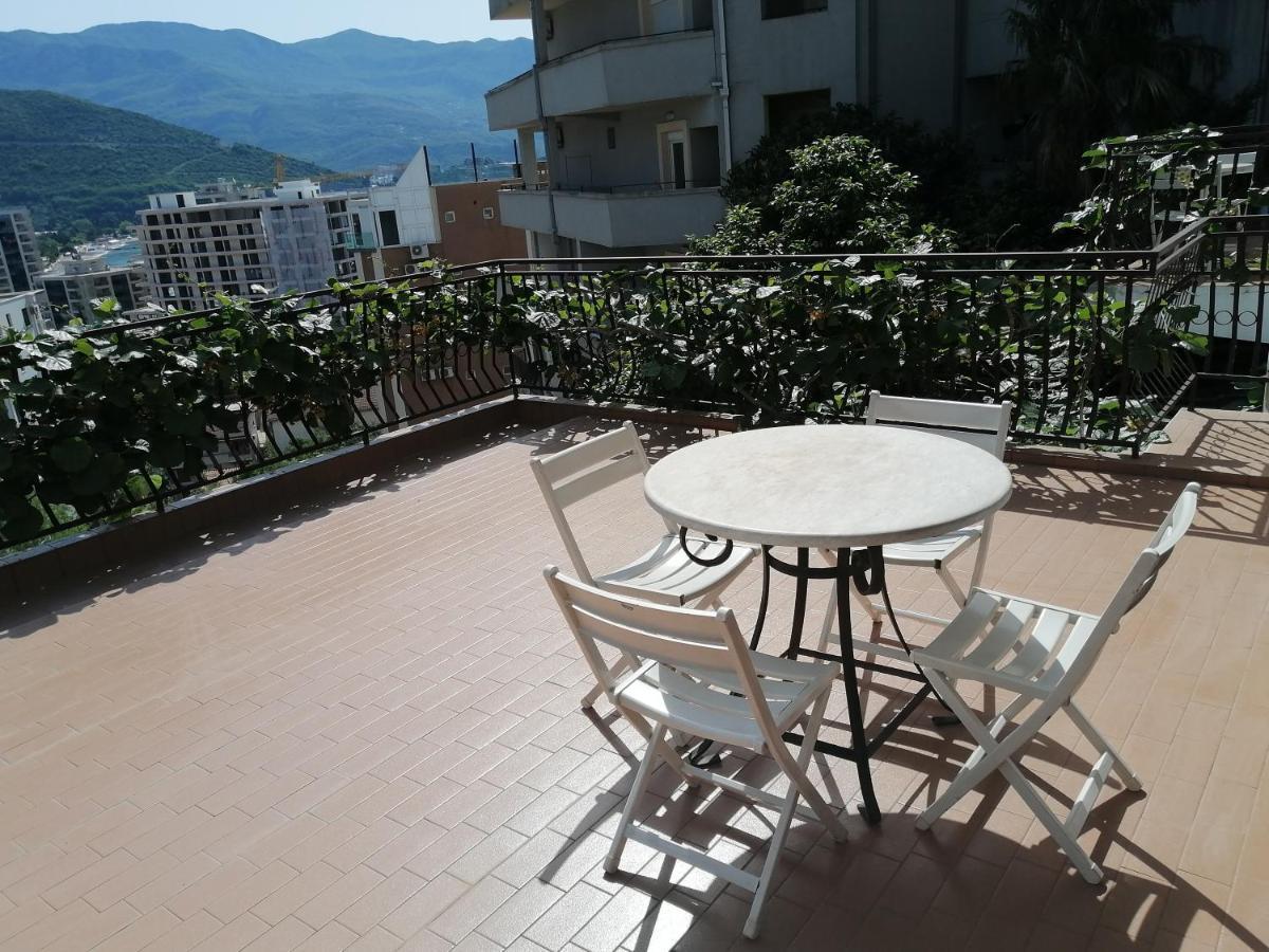 Lovely With Big Terrace In Apartment